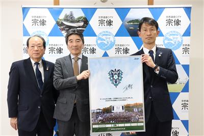 左から川崎常務、河野副市長、金監督