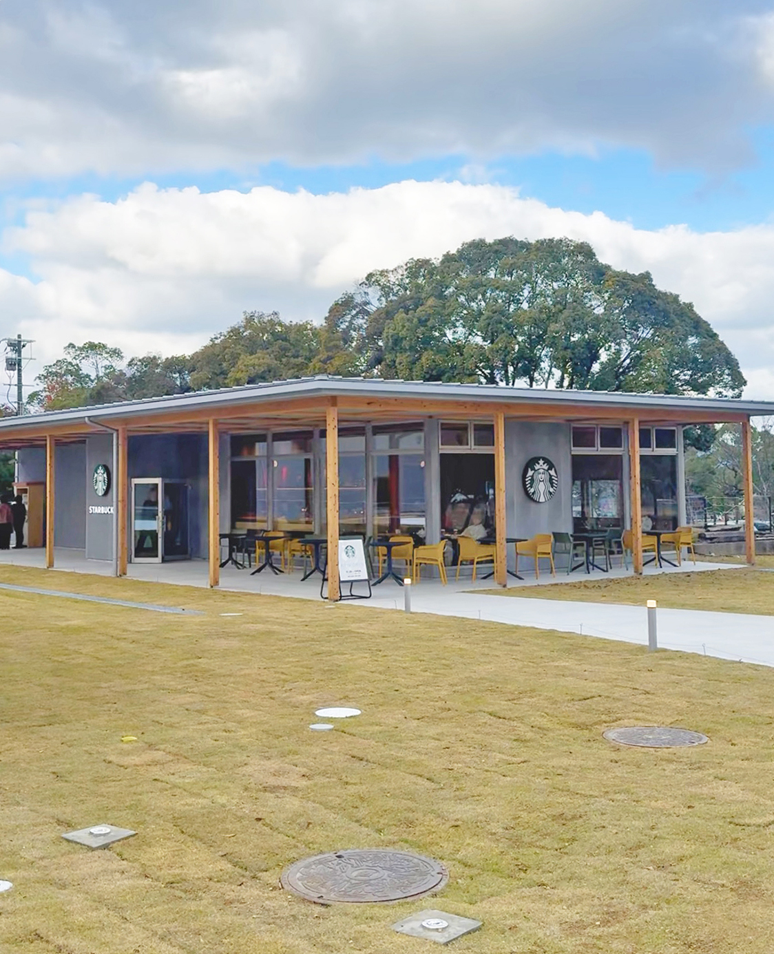 06目の前にあるスターバックス