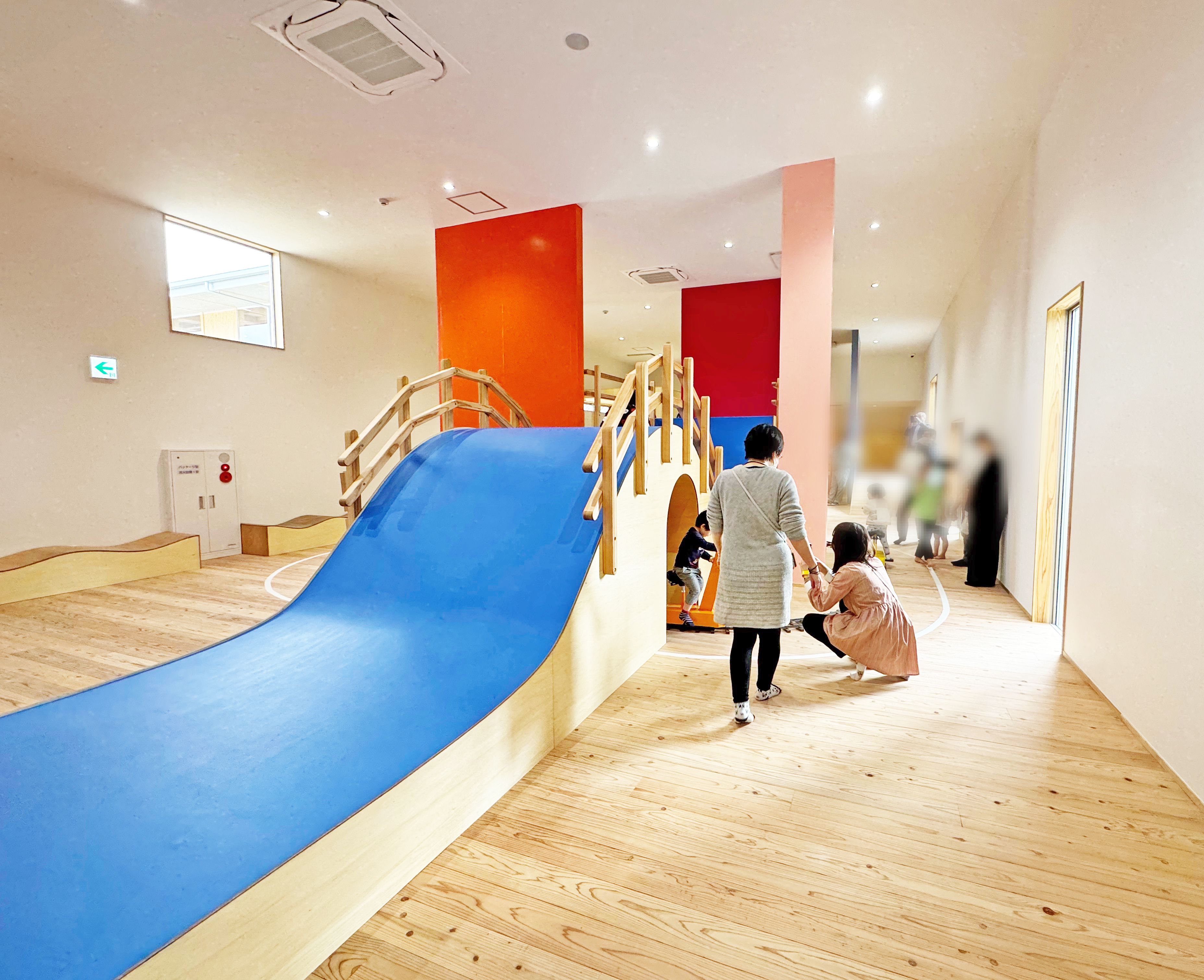 12初めて見るテトロバスなどの遊具に興味津々