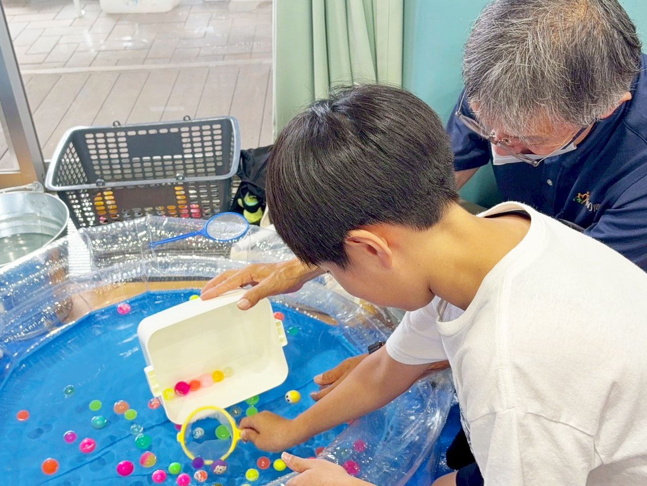 04長男の様子。取れたボールは小さなバスケに入れてくれます