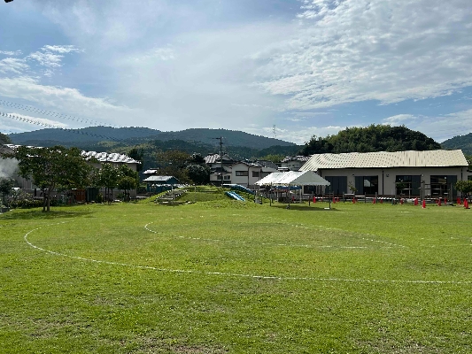 02園庭の芝生は丁寧に手入れされていてとても素敵！自然を感じられます