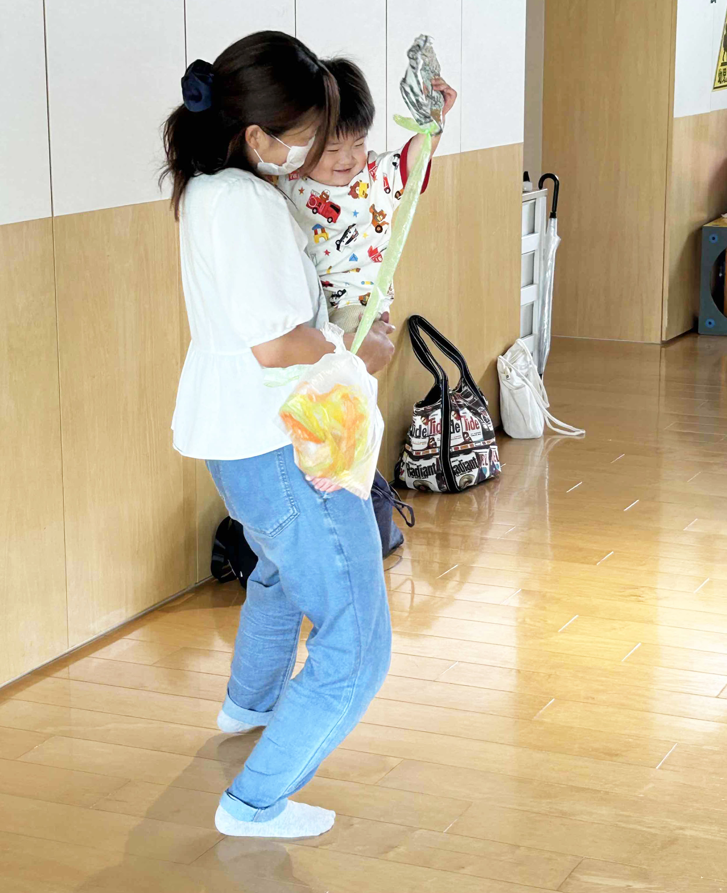 09ママが作ってくれたおもちゃにニッコリ