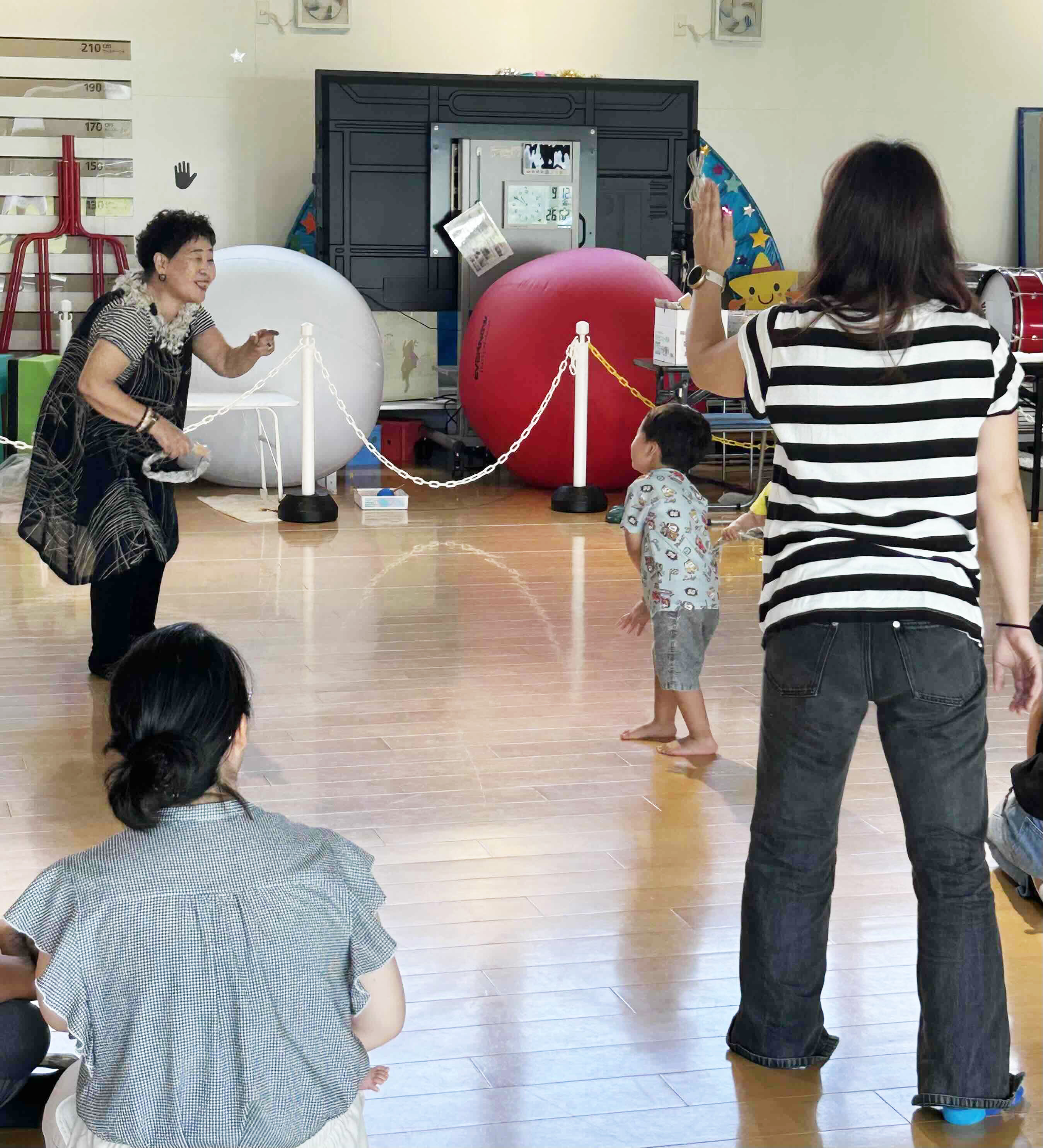 06ママと輪投げ。子どもたちもノリノリです！