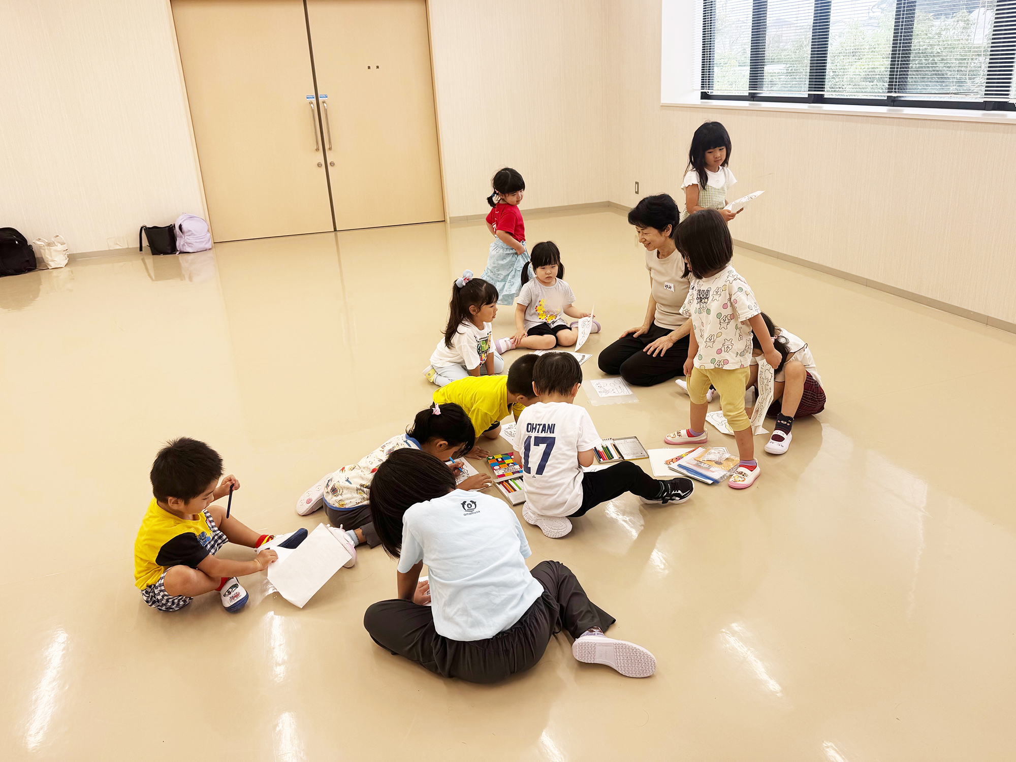 17講話中は先生が子どもたちと一緒に塗り絵などで遊んでくれました