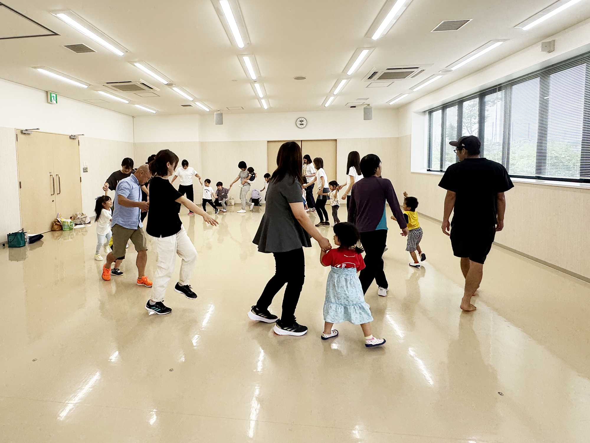 13みんなで手を繋いで一つの輪に