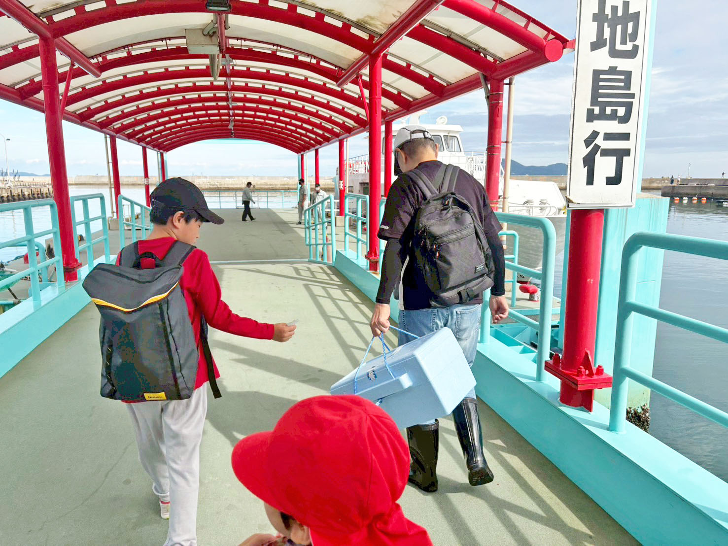 01神湊港からフェリーに乗り込みます