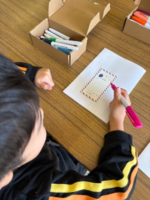 01真剣にメッセージを考える次男