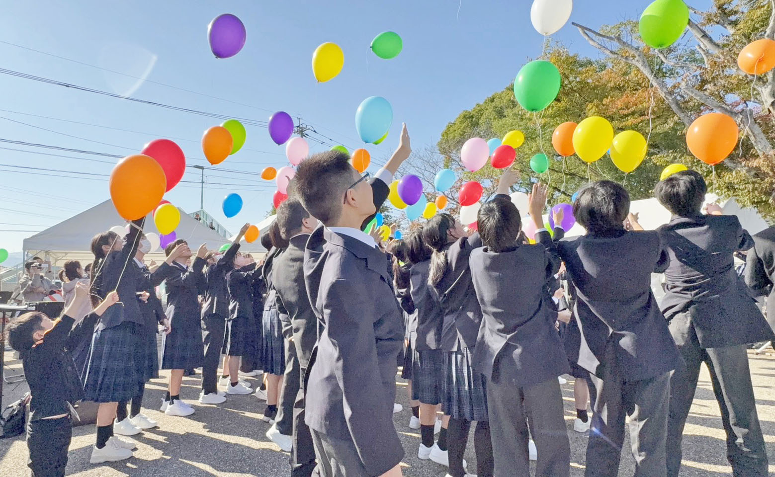 05合図で一斉に風船を飛ばします