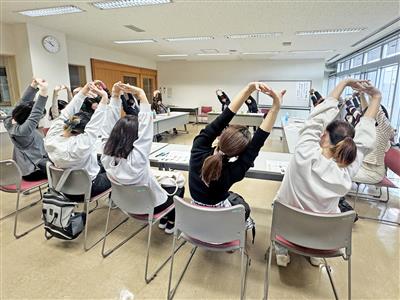 12みんなでストレッチ。まるまった背中をのばします