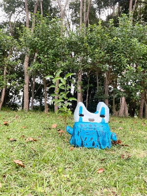 10木を手にして微笑むジュタン