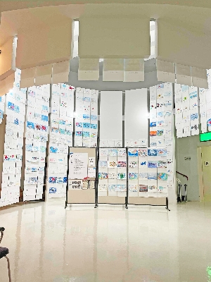 11会場に並ぶ絵画たち