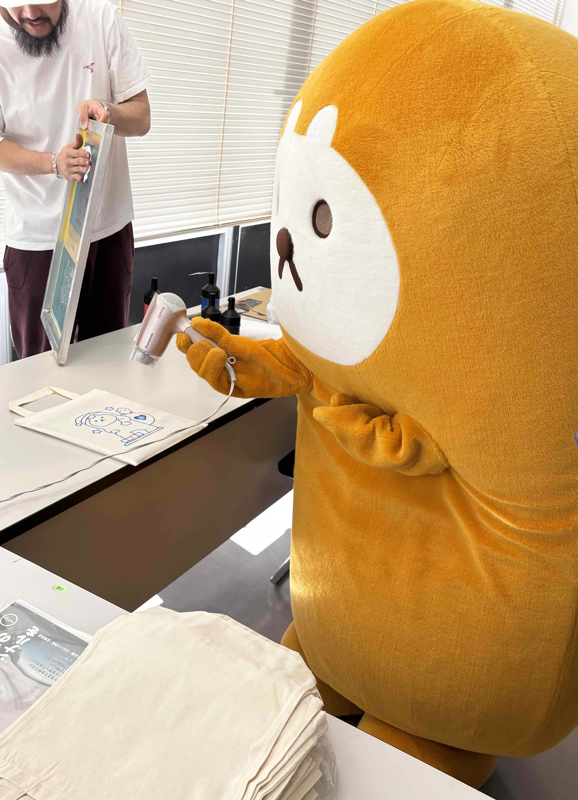 11テンちゃん自らインクを乾かす作業をお手伝い！激レアショットです（笑）