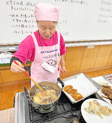 05骨せんべいとアジフライを作る橋本さん