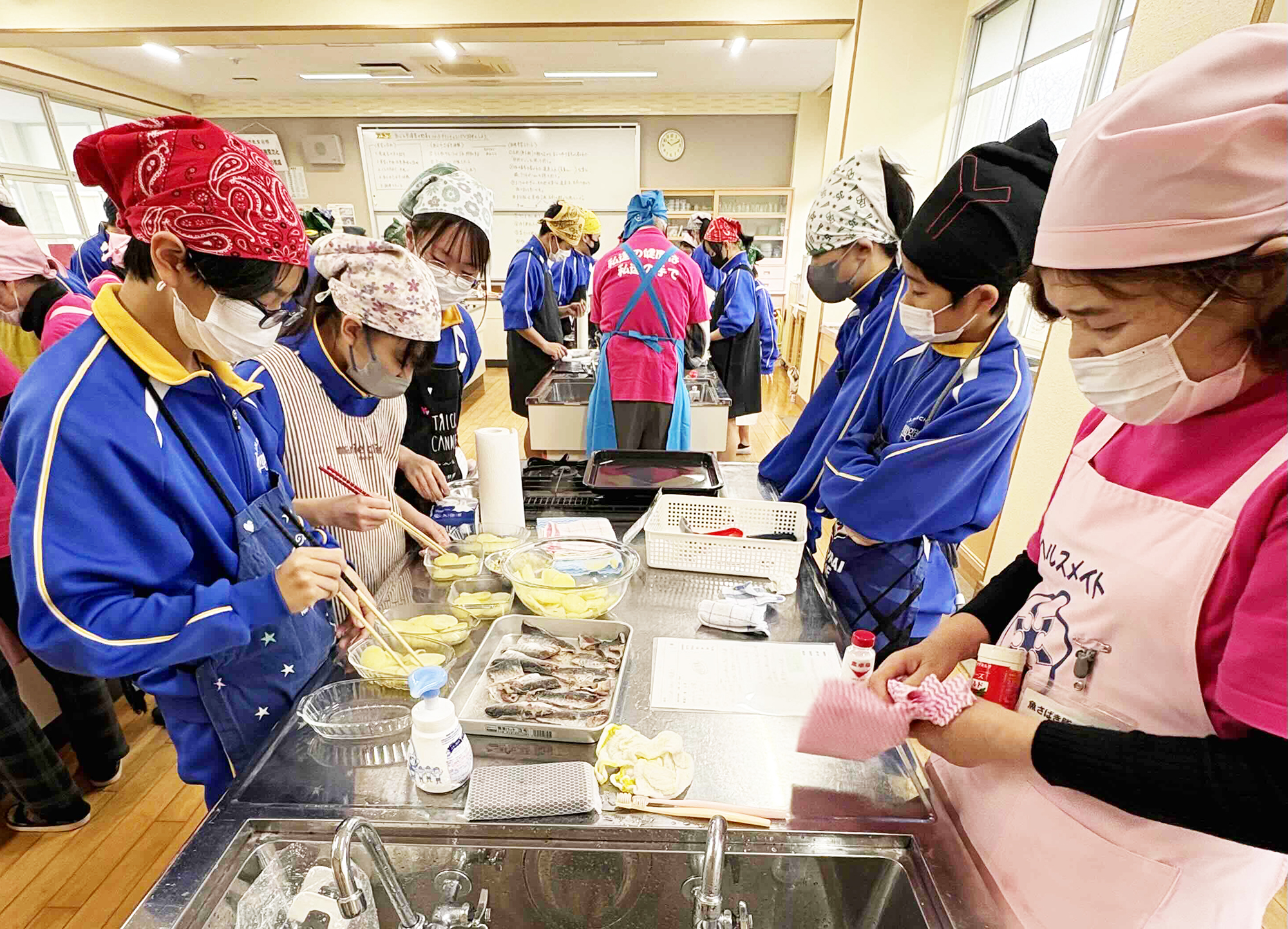 03協力してオリジナル料理を作ります