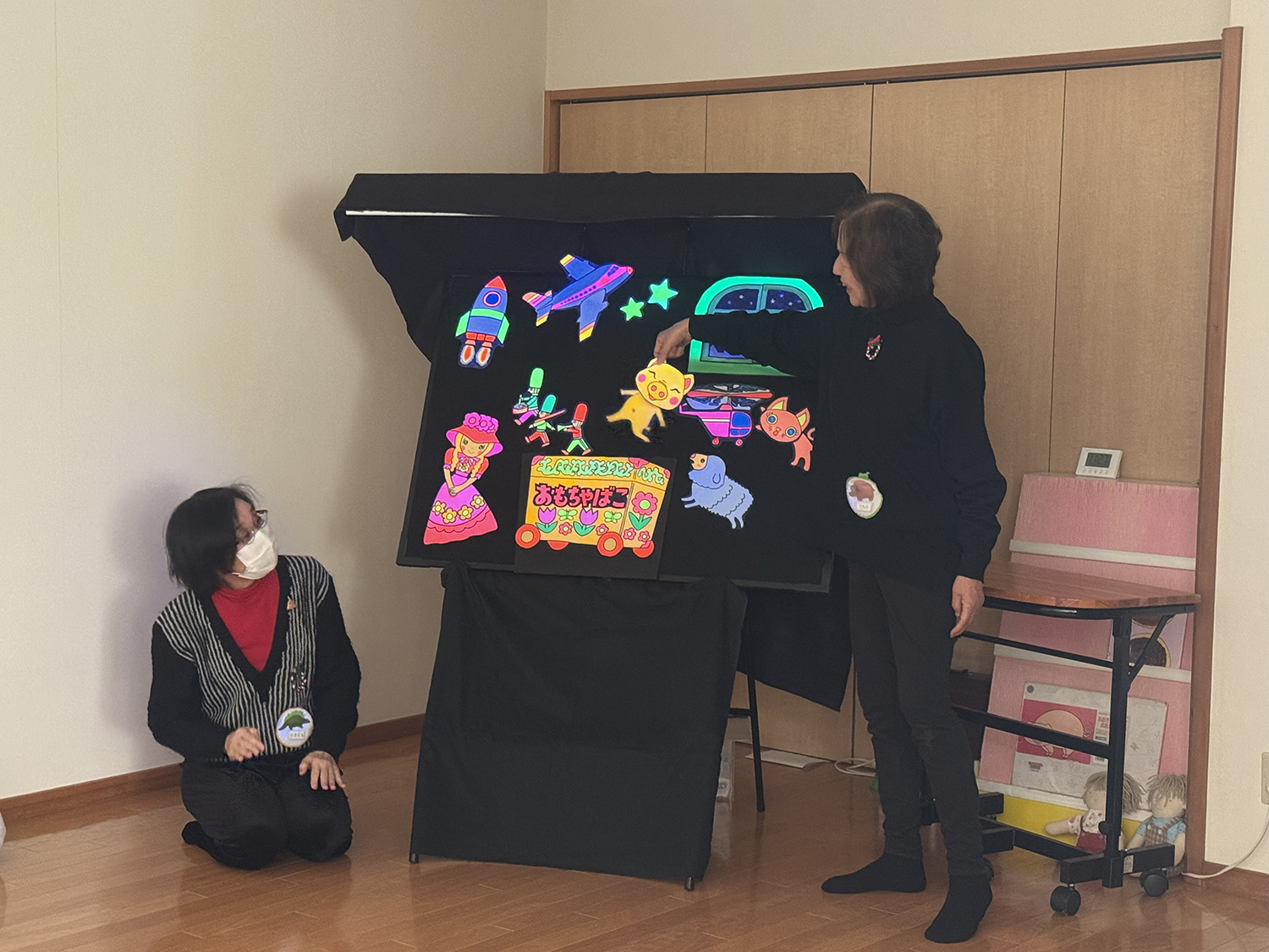 19パネルに貼られた絵がより明るく浮かび上がって見えます