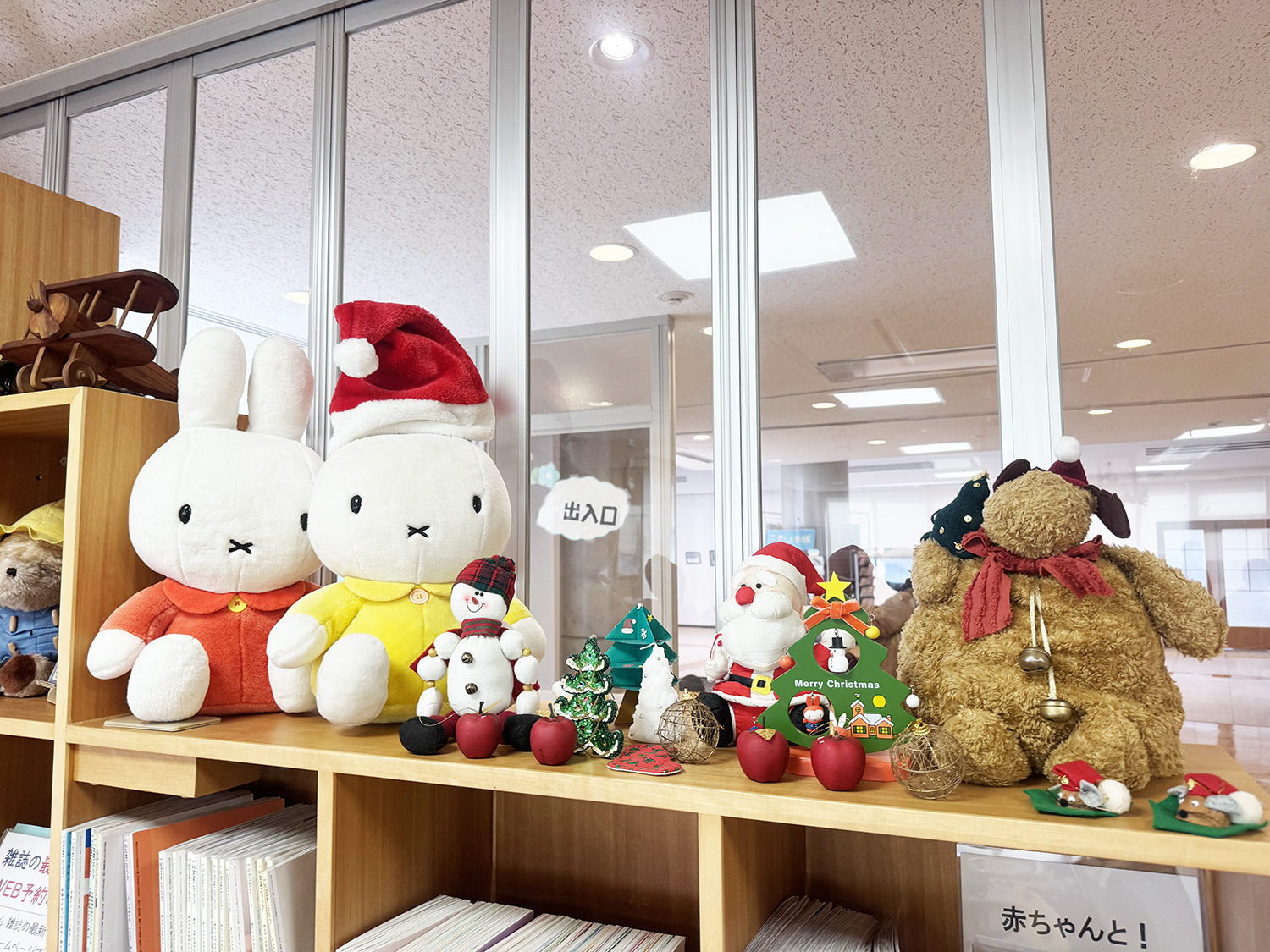 02クリスマス仕様のえほんの部屋