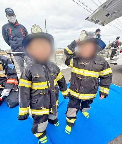 10初めての防火服に大喜び。服も簡単に着脱することができました