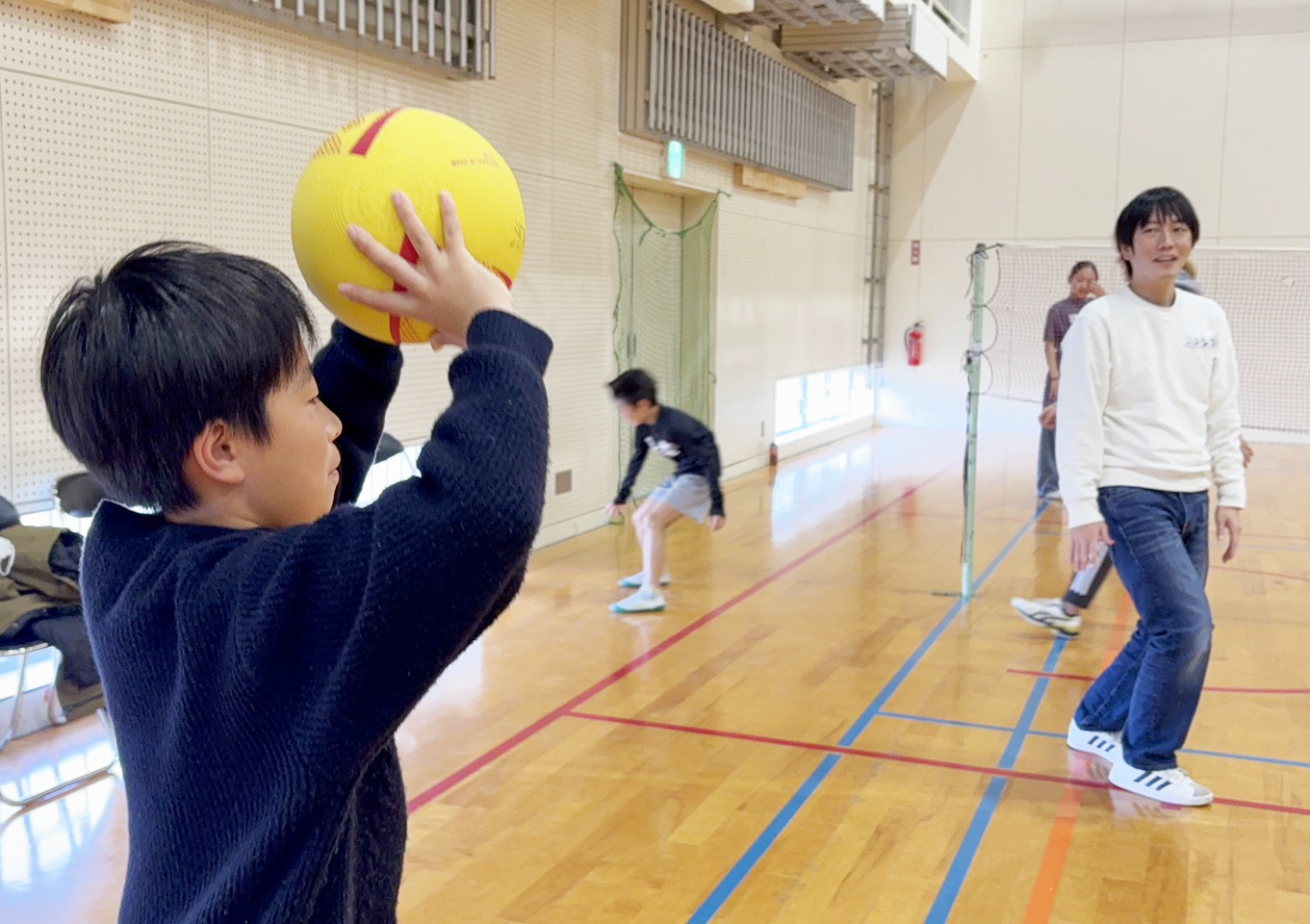 05実際にボールを持って構えてみます