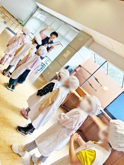 02給食着を着て子どもたちが並びます