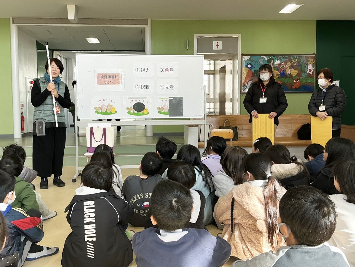06目の不自由な方が白杖を上げるのはSOSのサイン