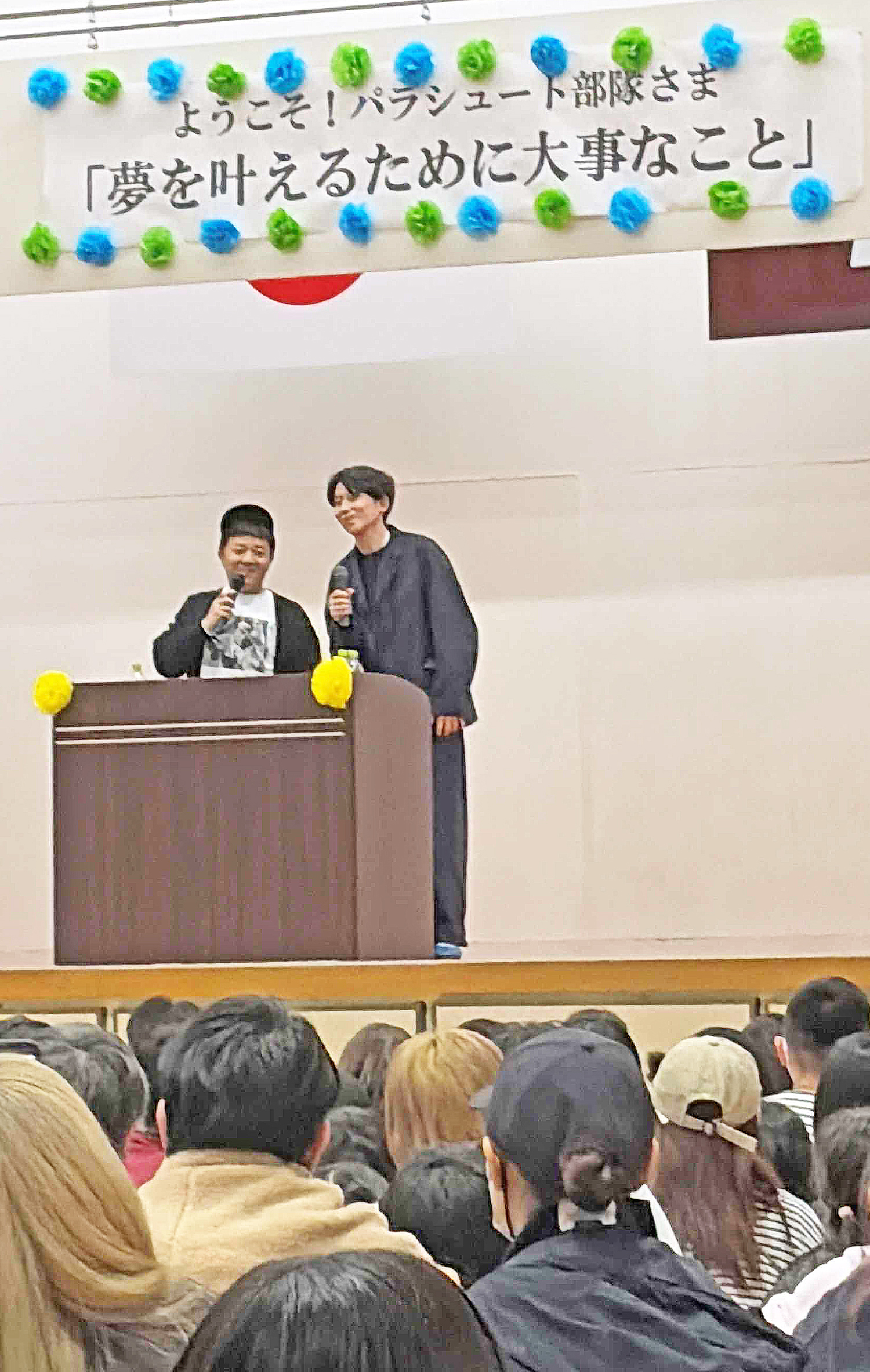 17パラシュート部隊の講演で体育館は超満員！