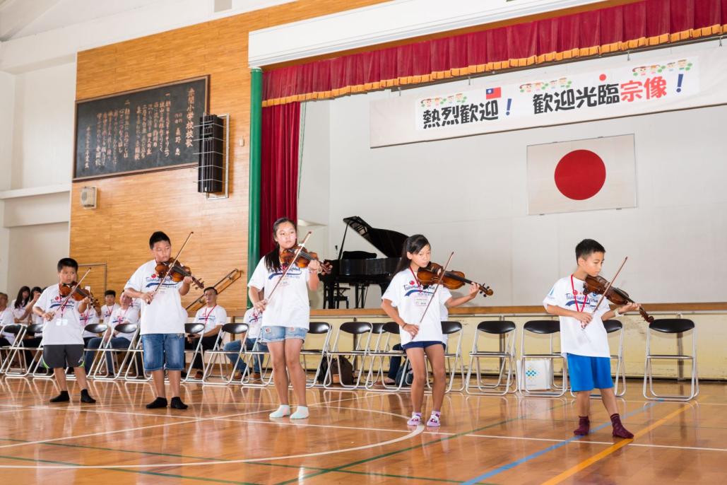 台湾児童の出し物はバイオリン