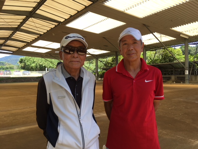 テニス協会代表重松さん（左）と兵頭さん（右）