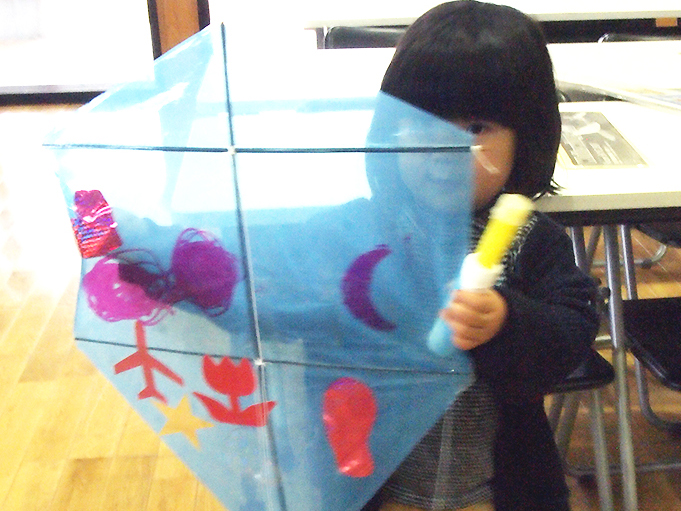 親子で一緒によく揚がる凧を作って飛ばしてきました！の画像