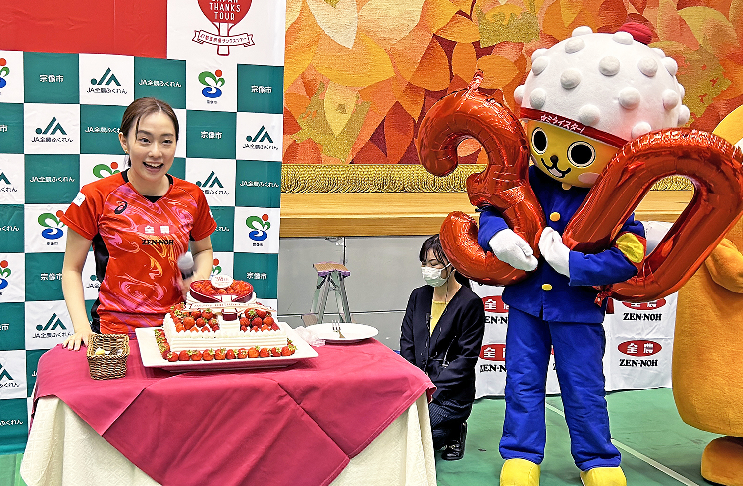 突然のバースデーケーキの登場に驚く石川選手
