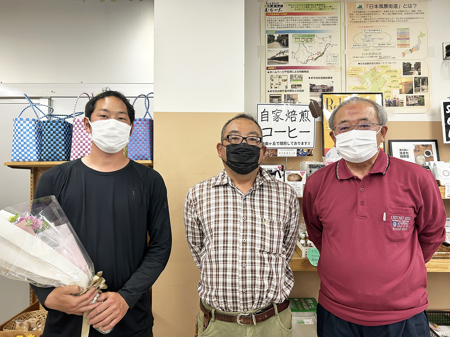 左から生産者代表水上さん、副店長奥野さん、店長次郎丸さん