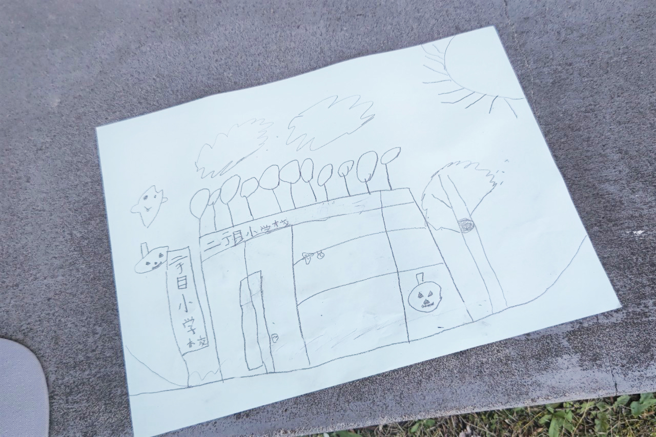外で二丁目小学校の絵を描いている子も。ハロウィーンの雰囲気も伝わってきます