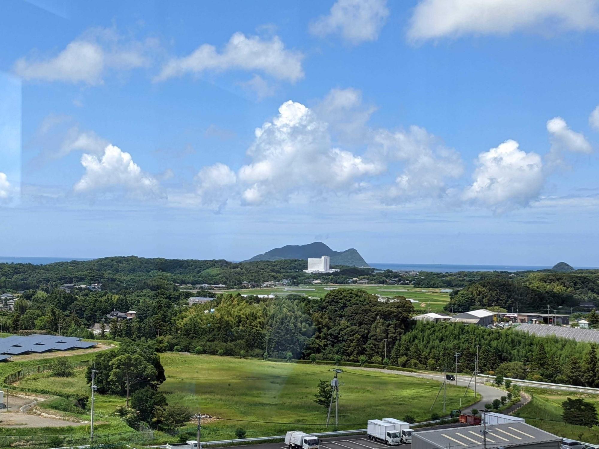 6階の展望室から玄界灘が一望でき、沖ノ島もうっすらと見ることができました！