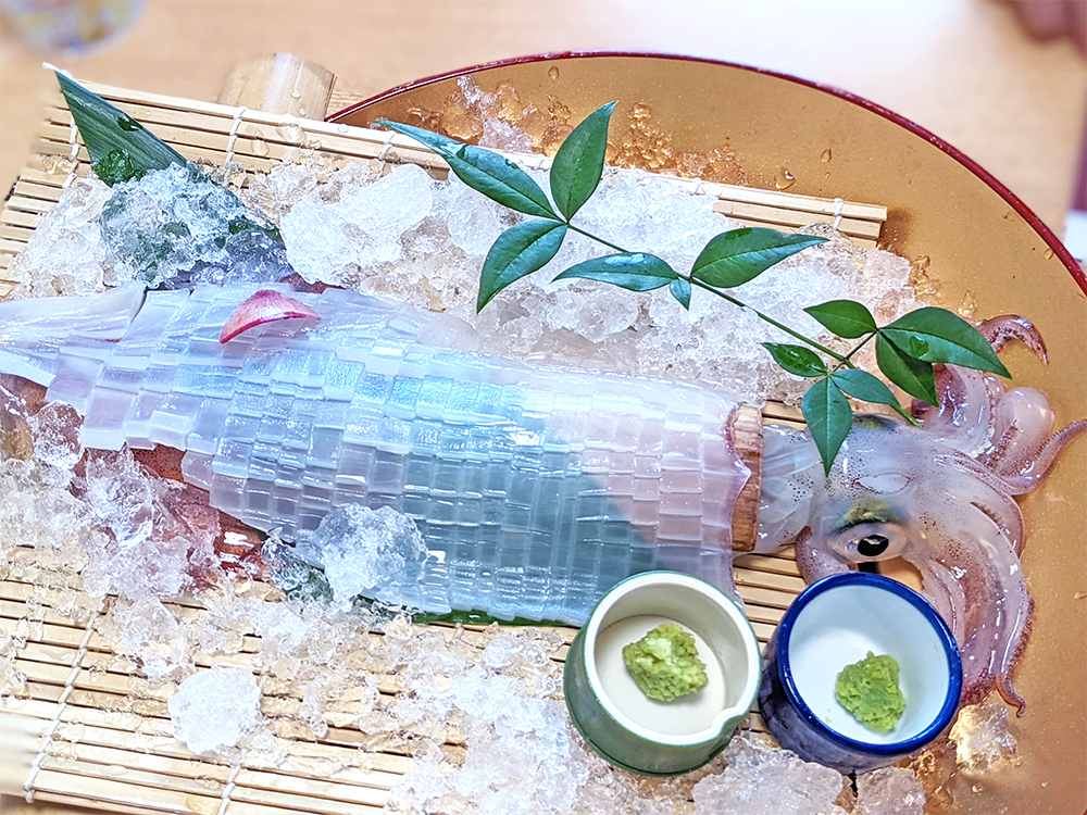 これまた新鮮な「イカ刺し」も。締めの天ぷらも美味！