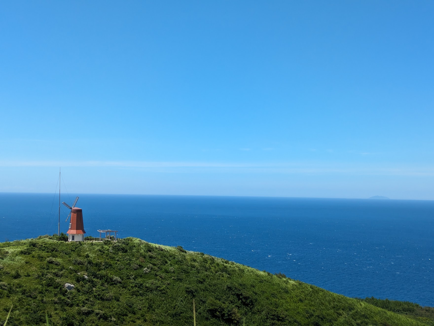 右に沖ノ島がうっすらと見えています！まるで絵画のようですね