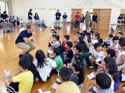04「Two？or Three？」と相談され、元気に答える子どもたち
