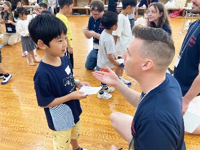 03初対面の外国人レンジャーさんを前に、堂々と自己紹介できて頼もしい！