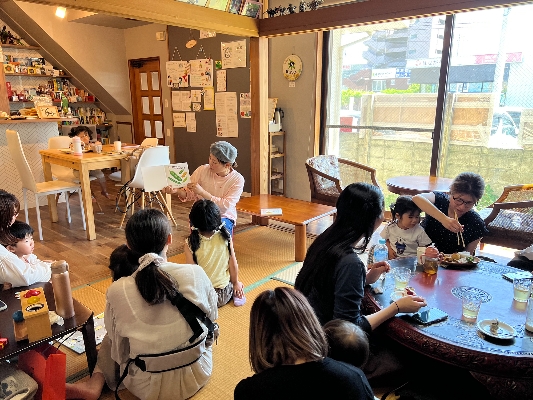 02-子ども用のおもちゃが充実。本の読み聞かせも開催されています