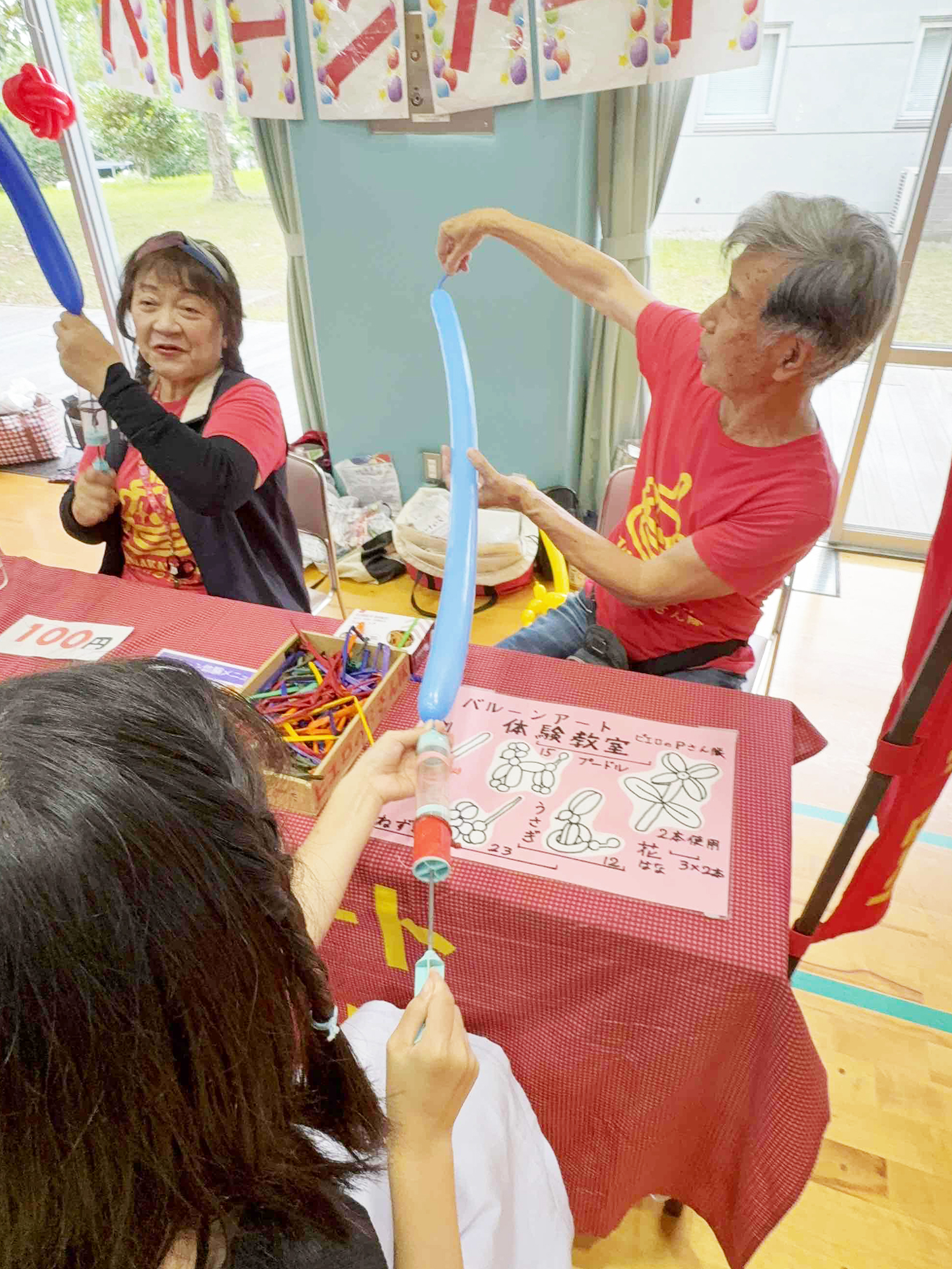 03-まずはお花用の風船を膨らませて