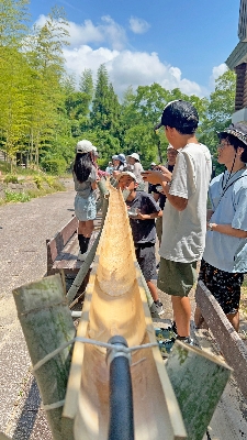 07-流れてくるそうめんを今か今かと待ちます