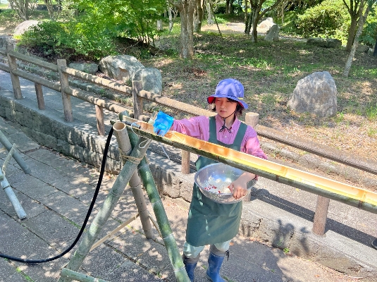 06-スタッフの方がそうめんを流します