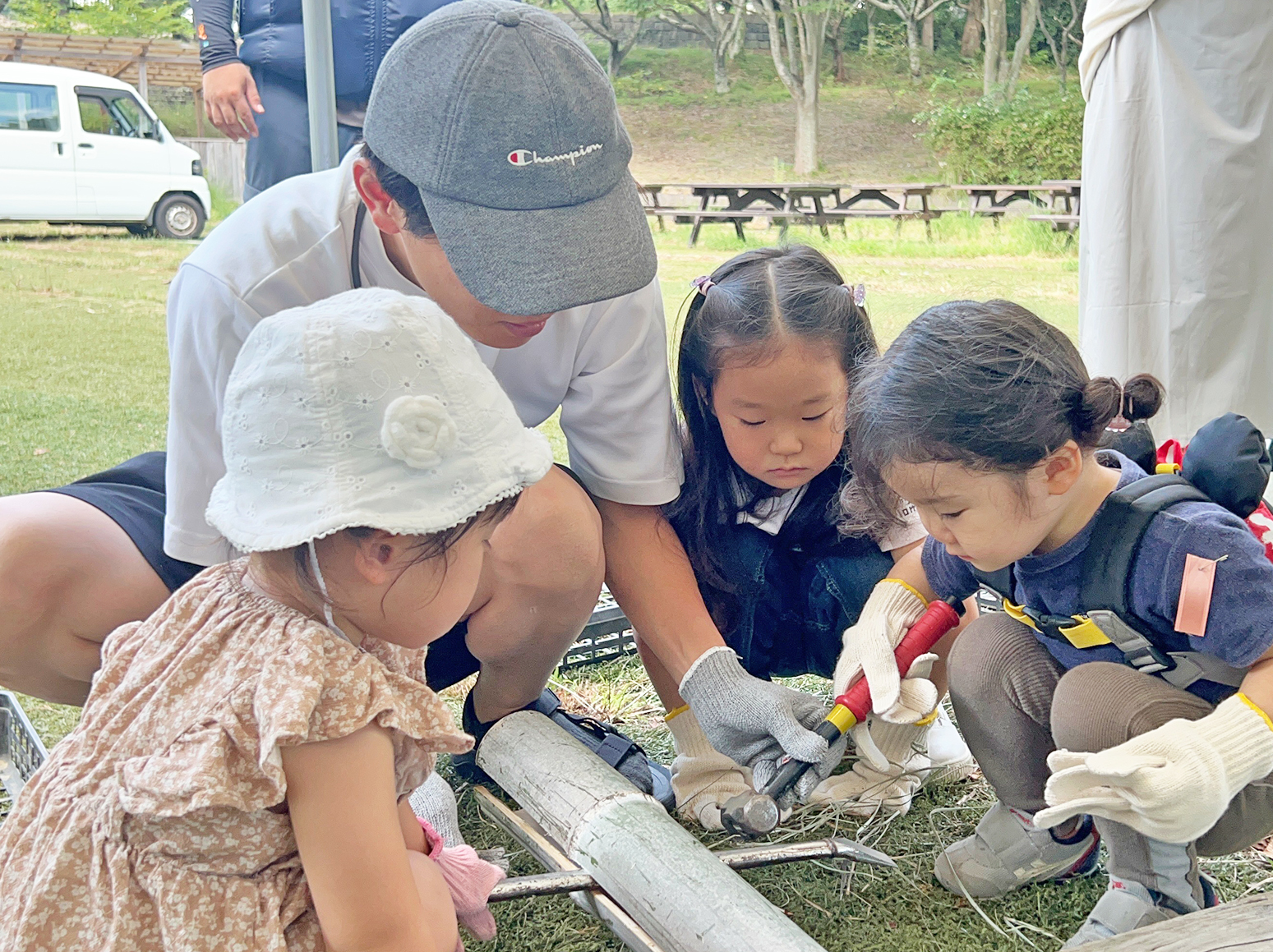02-しっかり軍手をはめて、トンカチで作業します