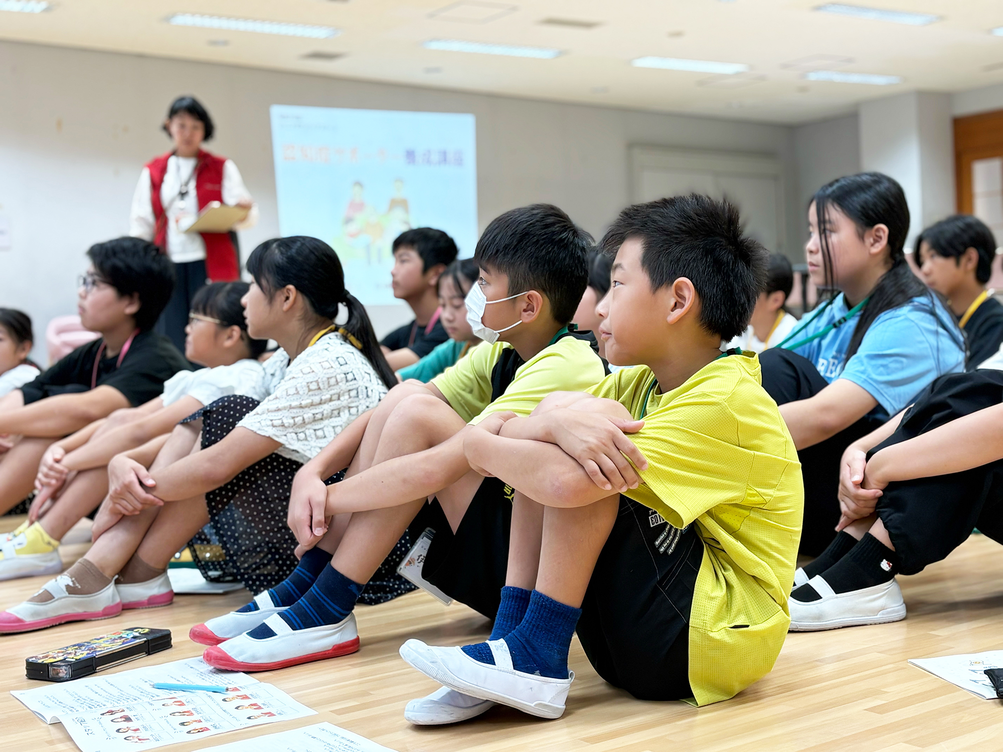 01-真剣な表情で説明を聞く子どもたち