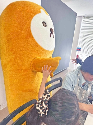 11-テンちゃんは相変わらず大人気で、みんなに囲まれていました