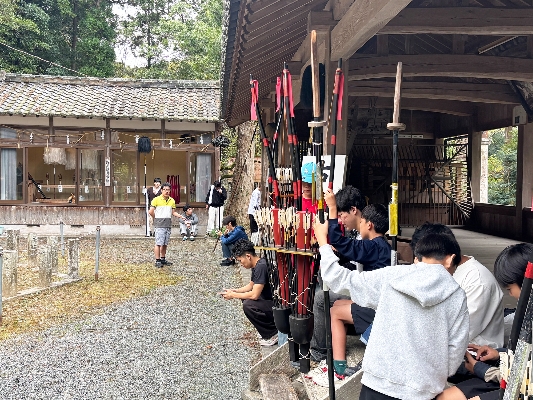 07-練習の合間に談笑する子どもたち