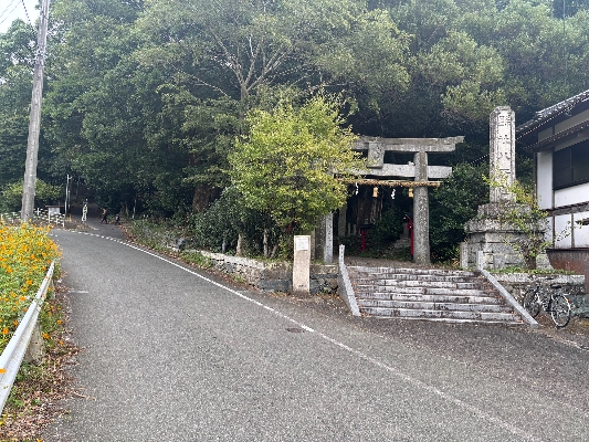 08-右手の鳥居の先が八所宮境内、左手の道路先が駐車場です