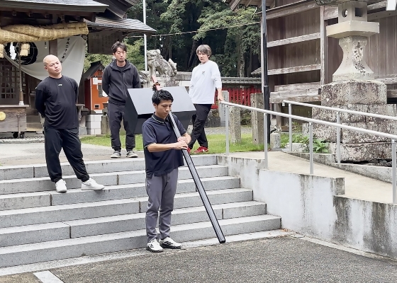 06-行列組最後尾の「鋏（はさみ）箱」・「草履取り」の2人と見守る監督たち