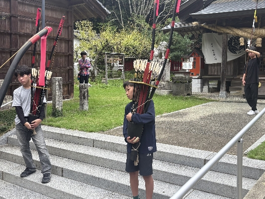 04-両手で弓矢をしっかり抱える「大弓」の2人