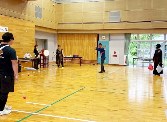 11　弓矢の扱いに苦戦するパパ