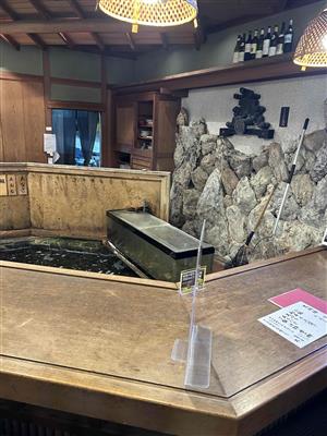 いけすには新鮮なお魚が泳いでいます