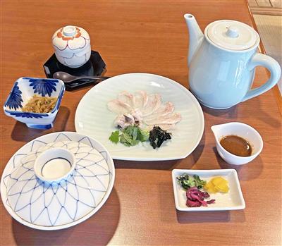 『炙りあなご茶漬け』小鉢、茶碗蒸し付き